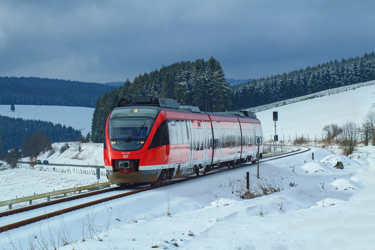 644 038 fährt am heutigen Samstag, den 03.02.2018 als RE 57 nach Winterberg vorbei am BÜ Km 42,8 und wird in Kürze den Bahnhof Winterberg (Westf) erreichen. Danach gings zurück nach Dortmund Hbf. 