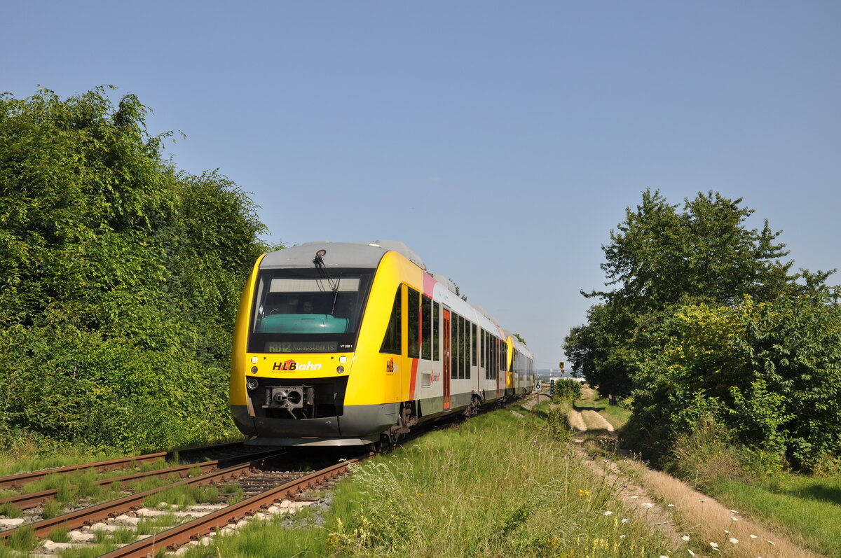 648 158, ein LINT der DreiLänderBahn ist zusammen mit 648 159 am Nachmittag des 21.07.2021 als RB12 nach Königstein(Taunus) unterwegs und wurde dabei bei der Einfahrt in den Bahnhof Liederbach fotografiert.