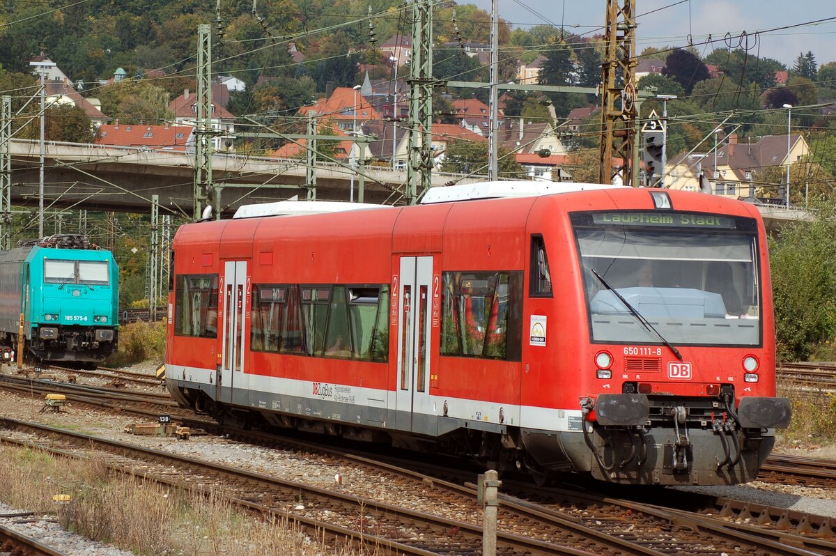 650 111-8 und im Hintergrund 185 575-8 in Ulm am 15.09.2007.