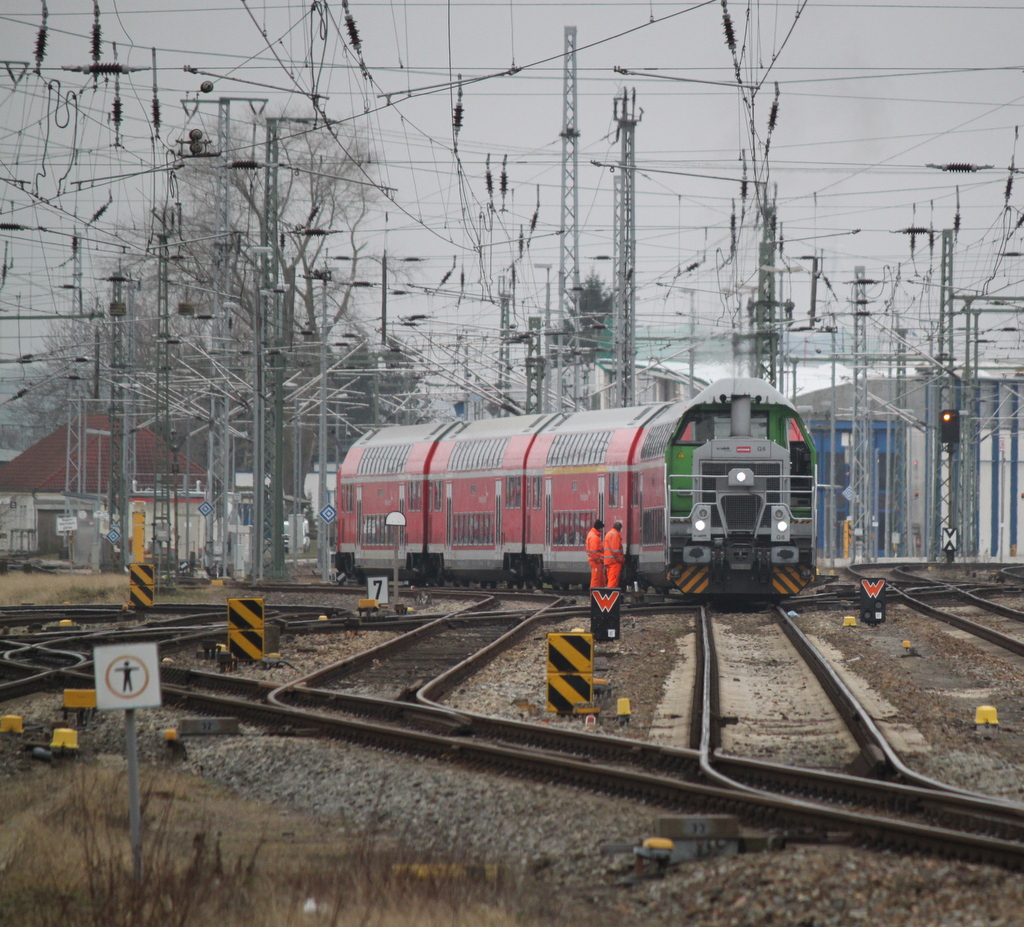 650 114-8 beim Rangieren mit RE 1 Park im BW Rostock Hbf.26.03.2016