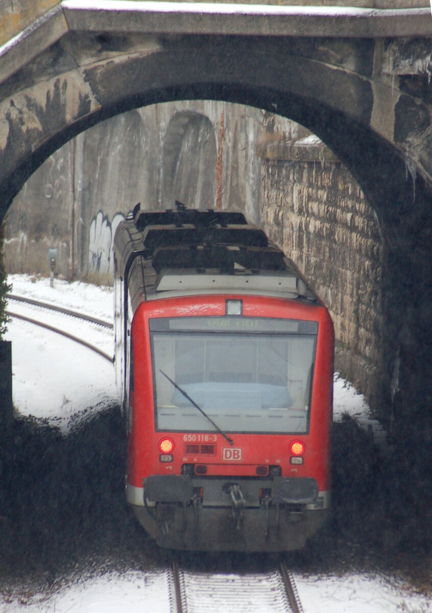 650 317-1 und 650 118-3 in Doppeleinheit in Ulm auf dem Weg nach Langenau (unter dem Steg bei der Goldochsen Brauerei) am 16.02.2009.