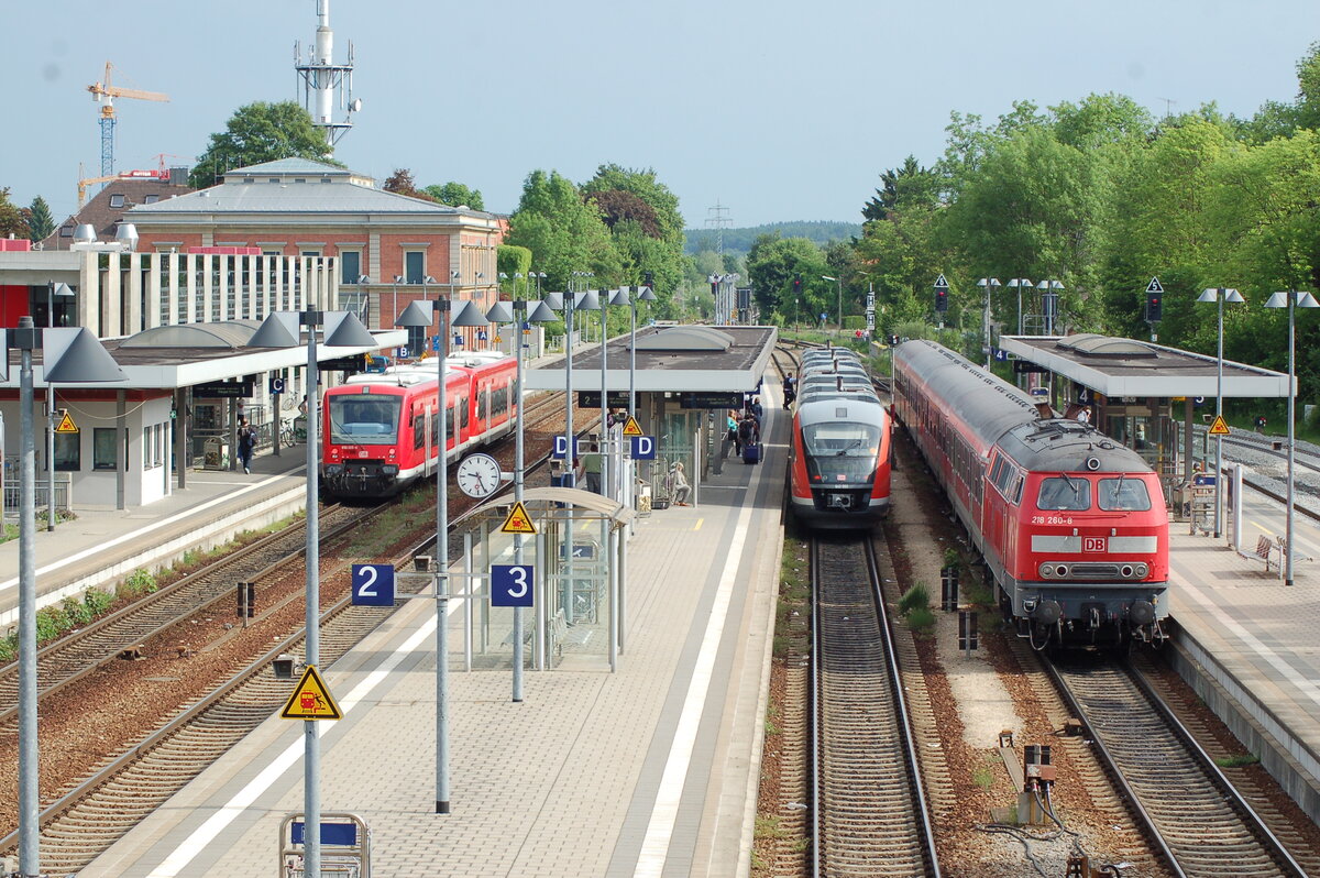 650 325-4 und 642 093 und 218 260-8 mit Nahverkehrszug in Memmingen am 21.05.2009.