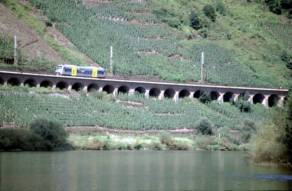 650 VT 02 transregio auf dem Lehnviadukt bei Pnderich am 15.08.2002.