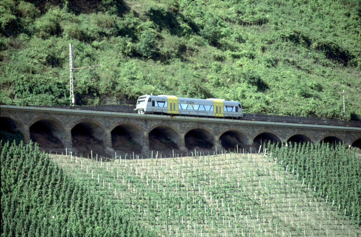 650 VT 02 der transregio auf dem Lehnviadukt an der Mosel bei Pnderich am 15.08.2002.