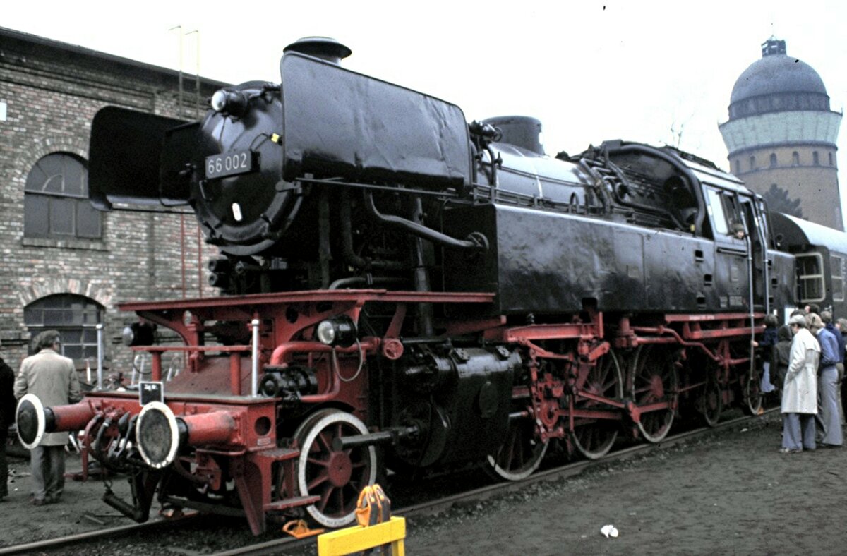 66 002 im Ausbesserungswerk Hannover-Leinhausen zum 100jährigen Jubiläum am 31.03.1978.