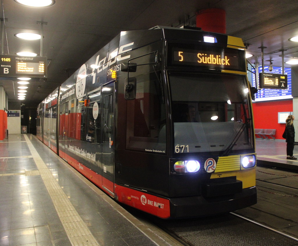 6N-1 Wagen 671 mit Bike Market Werbung stand am Mittag des 30.12.2025 als Linie 5 von Rostock Mecklenburger Allee nach Rostock-Südblick in der Haltestelle Rostock Hauptbahnhof (U) 