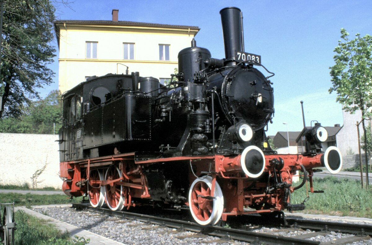 70 083 auf dem Sockel in Mühldorf/Inn am 08.05.1988.