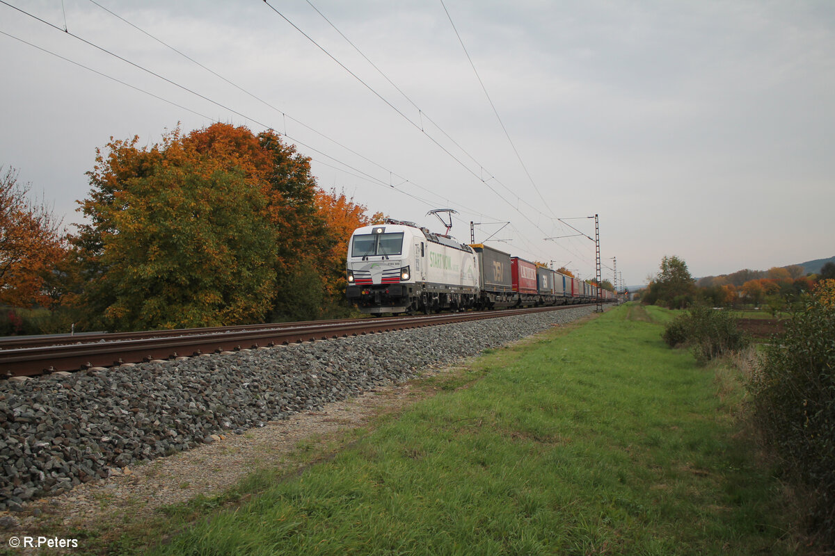 7193 300-9  Start Now  zieht ein langen H-Wagen Zug aus Italien bei Thüngersheim. 20.10.24