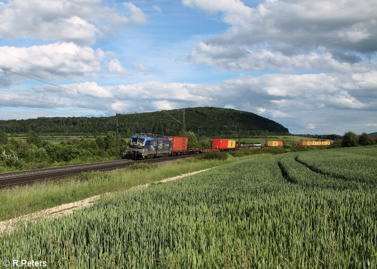 7383 425-6  modility  mit einem Containerzug in Richtung Ansbach bei Treuchtlingen. 28.05.24
