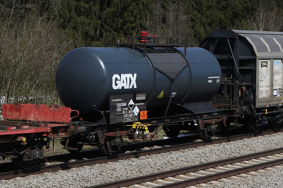 7465 397 (Zcs) von  GATX  am 9,. April 2021 bei Grabensttt.