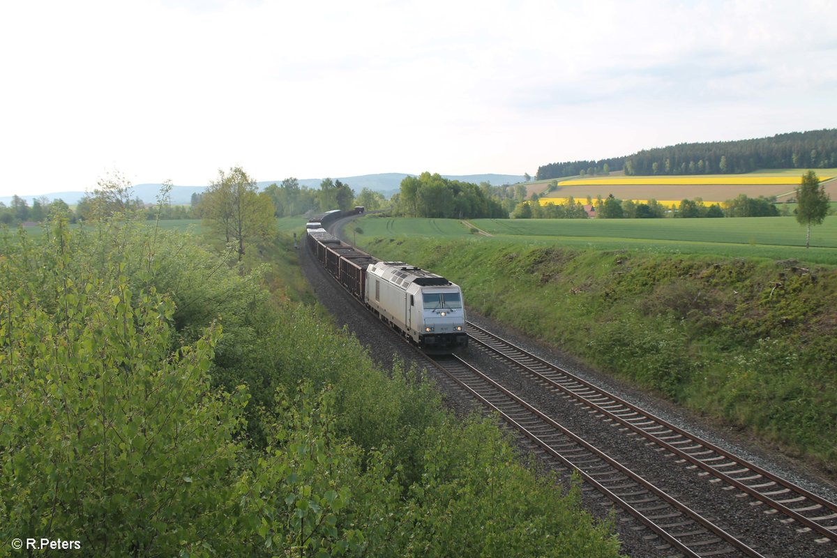76 111 zieht den Könitzer Schrottzug aus Cheb bei Thölau gen Hof. 23.05.17