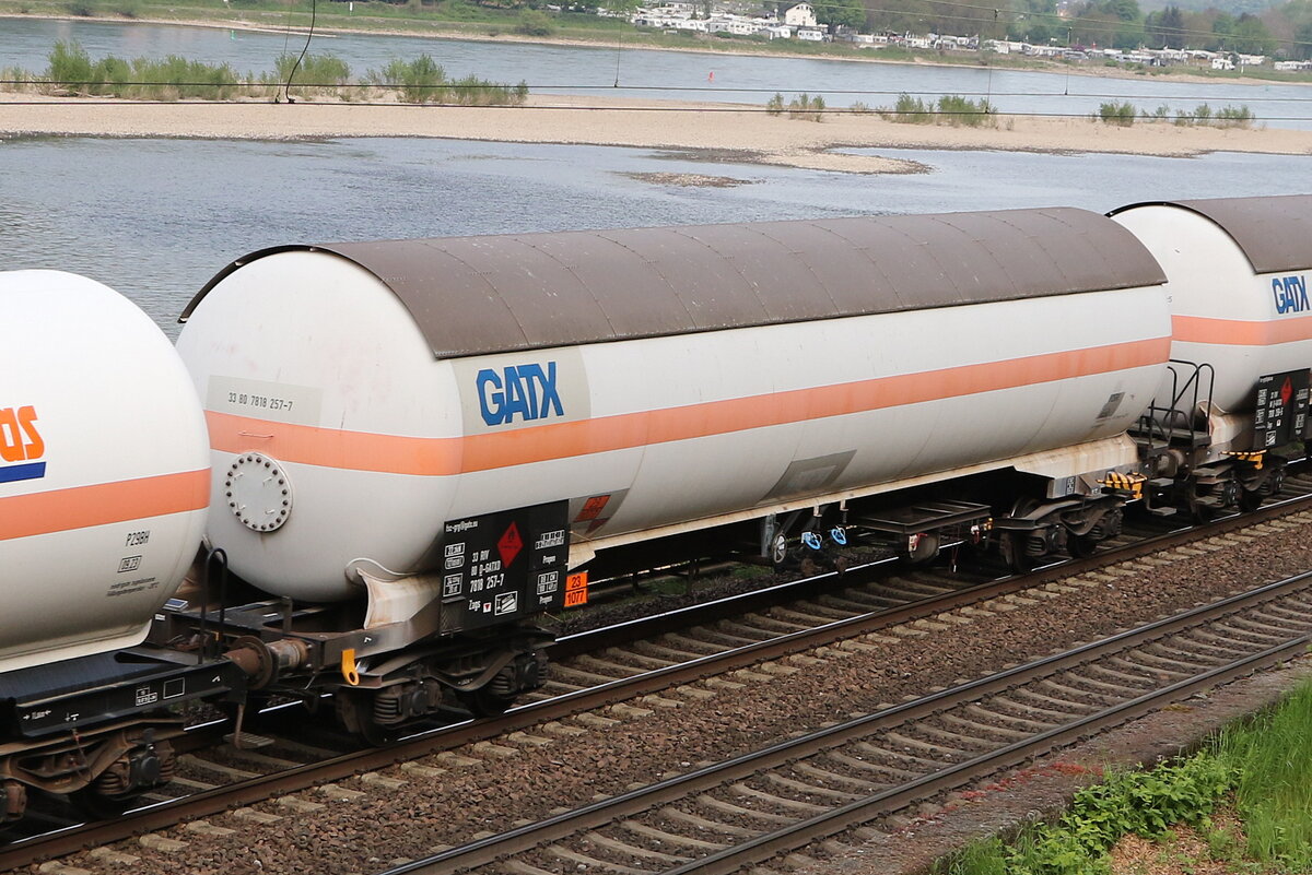 7818 257 (Zags) von  GATX  am 3.3 Mai 20222 bei Assmannshausen.
