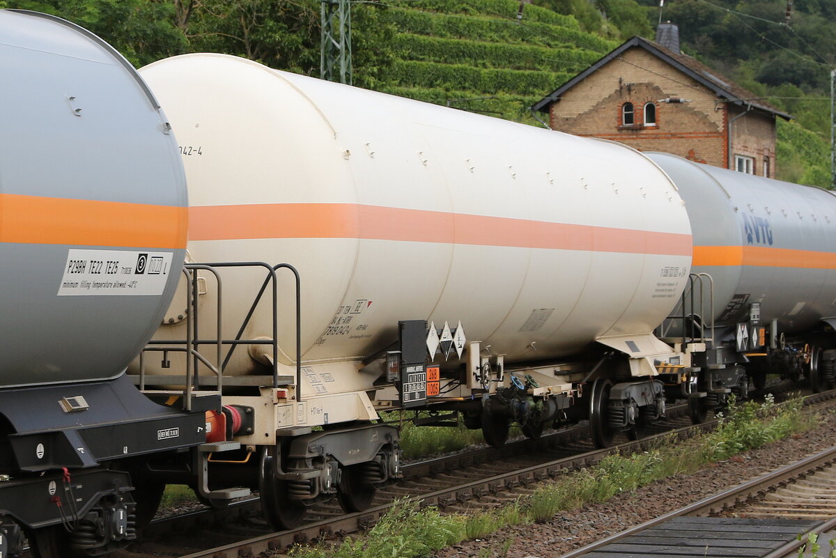 7819 042 (Zags) von  ATIR-RAIL  am 22. Juli 2021 bei Kaub am Rhein.