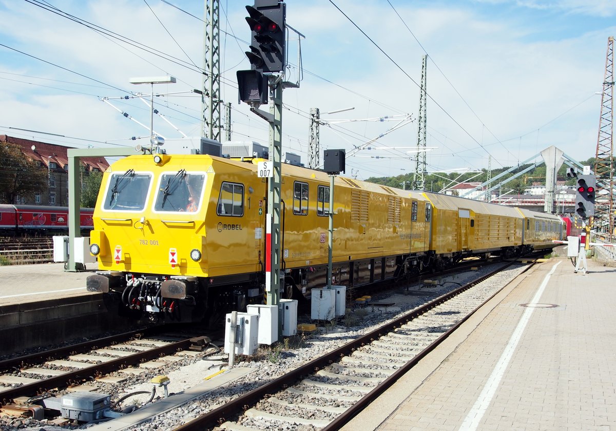 782 001 ein neuer Robel Netz Instandhaltung Zug D-DB 99 80 9110 079-7 im Schlepp von 101 062-8 in Ulm am 16.09.2020. Zunchst wurde der Zug aus dem Fahrzeugbereich in Ulm rckwrts in den Bahnhof geschoben, um dann in Richtung Stuttgart ber die Alb gezogen zu werden.