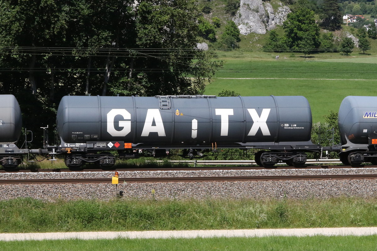 7829 580 (Zans) von  GATX  am 244. Juni 2020 bei Dollnstein im Altmhltal.