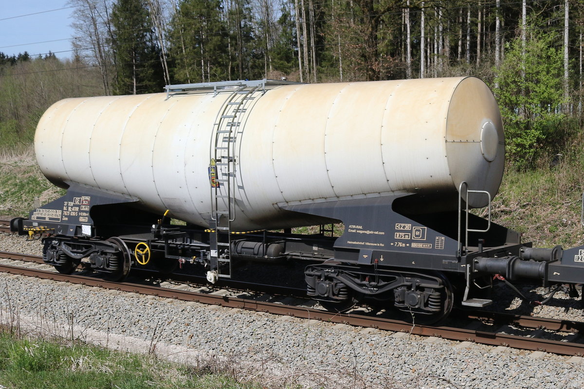 7829 696 (Zacns) von  ATIR-Rail  am 15. April 2020 bei Grabensttt.