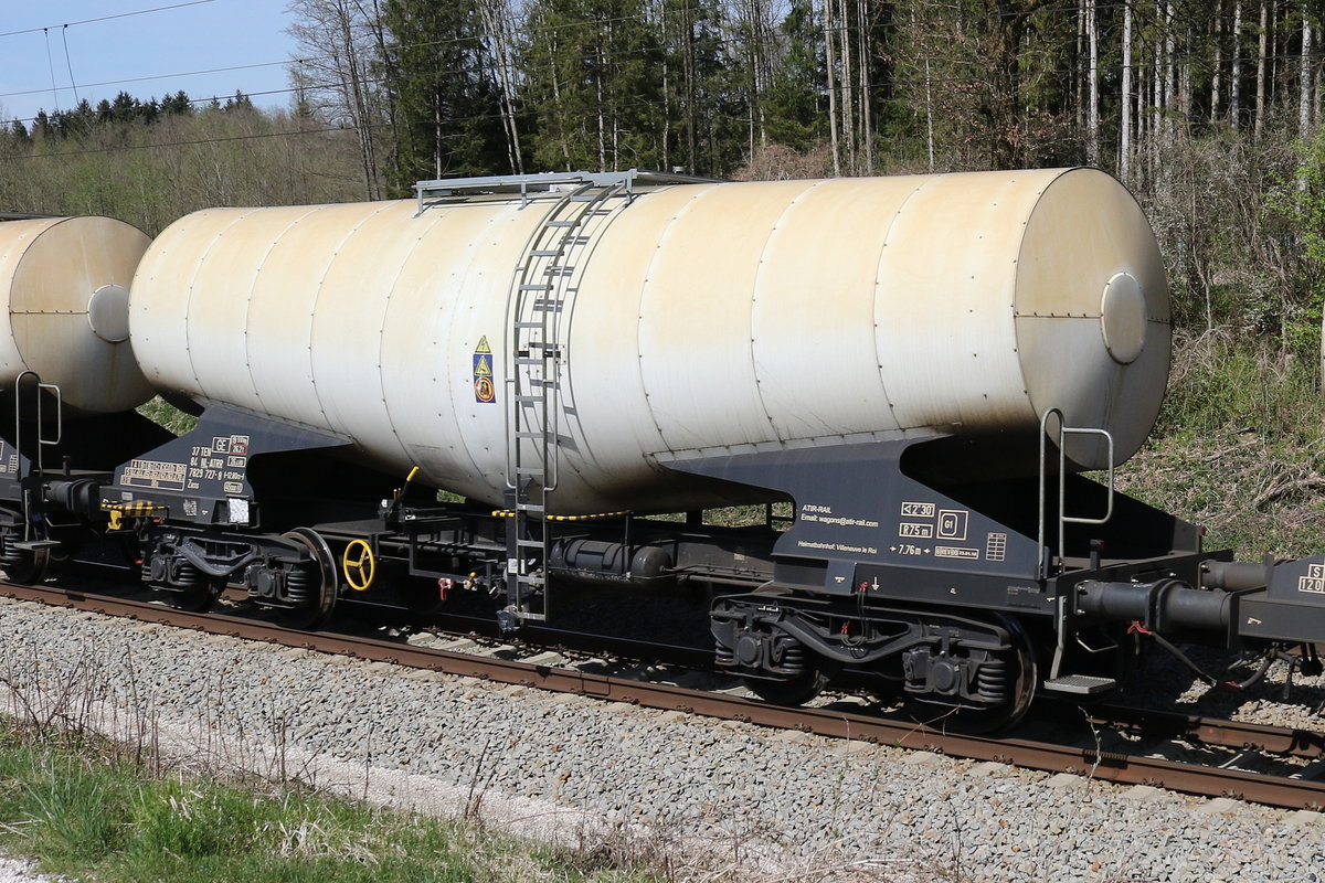 7829 727 (Zacns) von  ATIR-Rail  am 15. April 2020 bei Grabensttt.