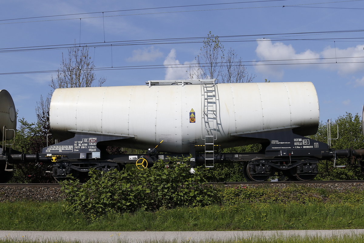 7829 818 (Zacns) von  Atir-Rail  am 7. Mai 2019 bei Prien.