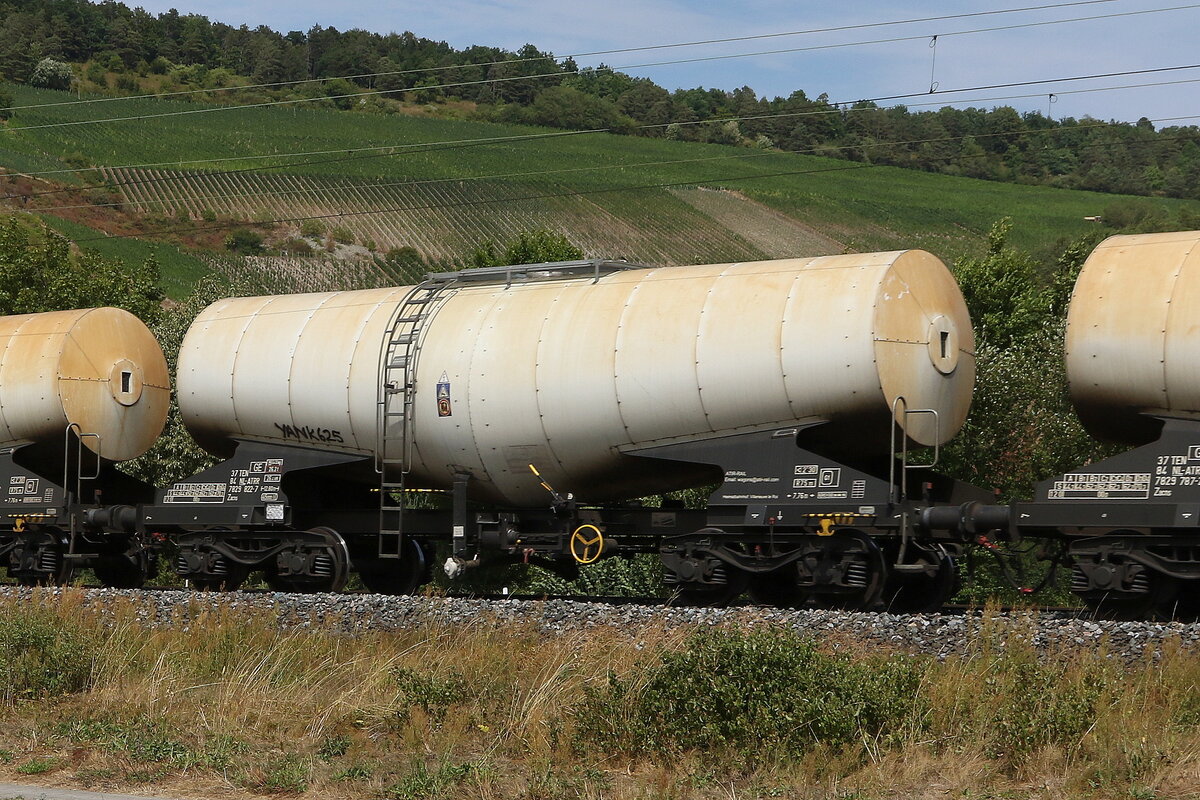 7829 822 (Zacns) von  ATIR-Rail  am 5. August 2022 bei Thngersheim.