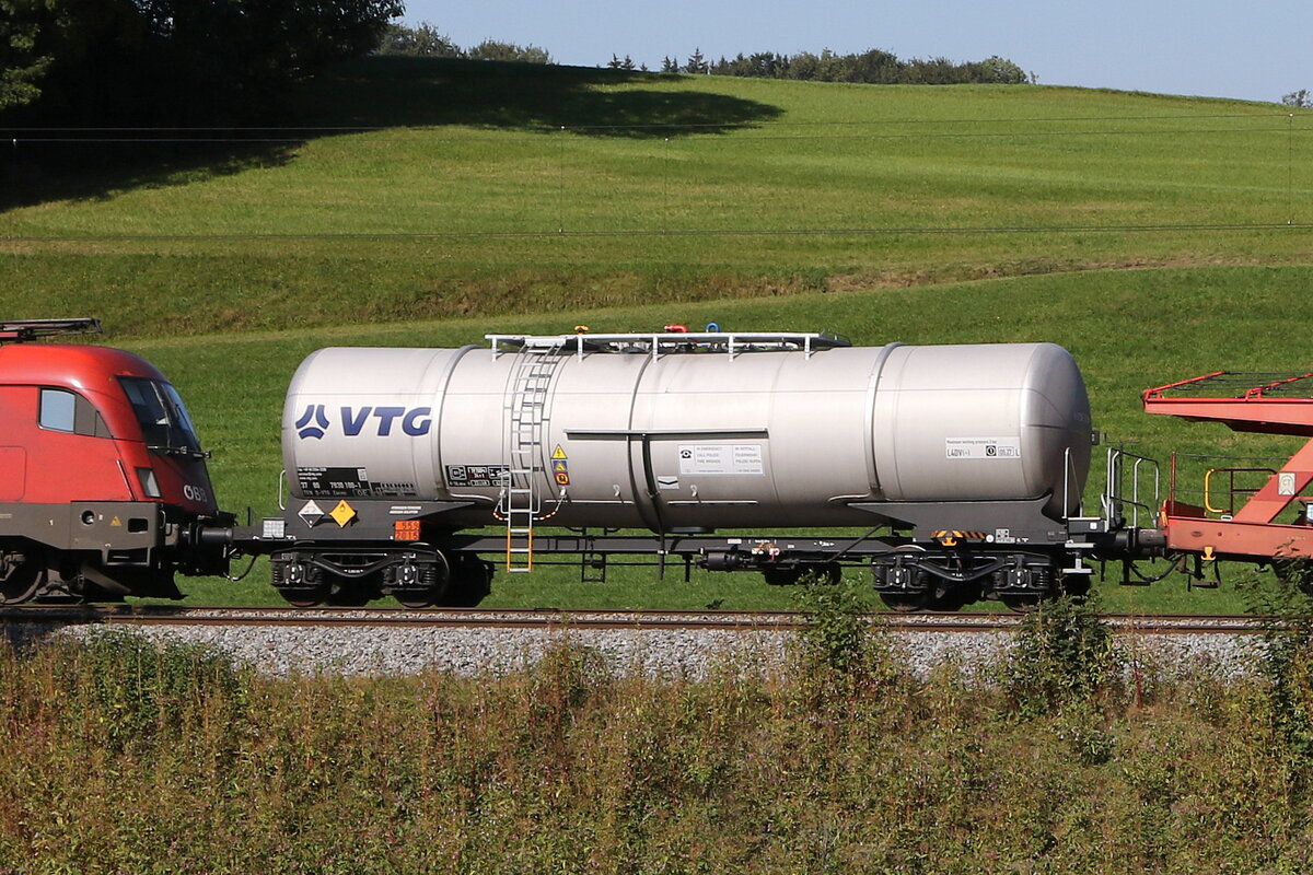 7830 180 (Zacens) von  VTG  am 18. September 2024 bei Axdorf.