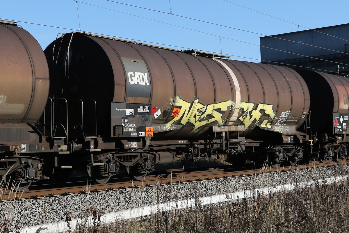 7832 050 (Zaens) von  GATX  am 24. November 2020 bei Bernau.