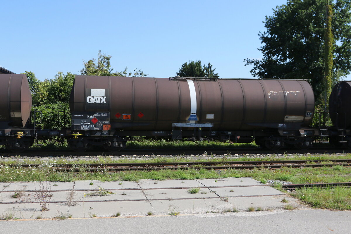 7832 058 (Zacns) von  GATX  am 25. August 2025 bei Pirach.