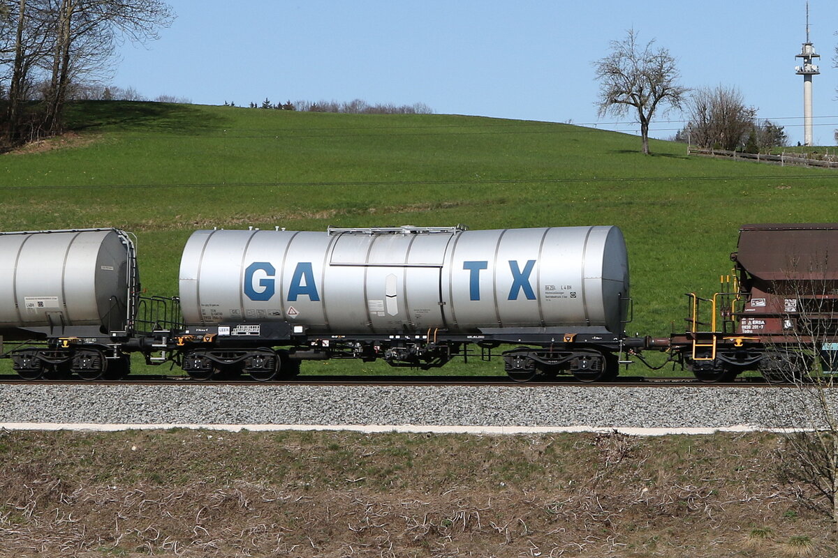 7832 234 (Zacens) von  GATX  am 8. April 2025 bei Axdorf.