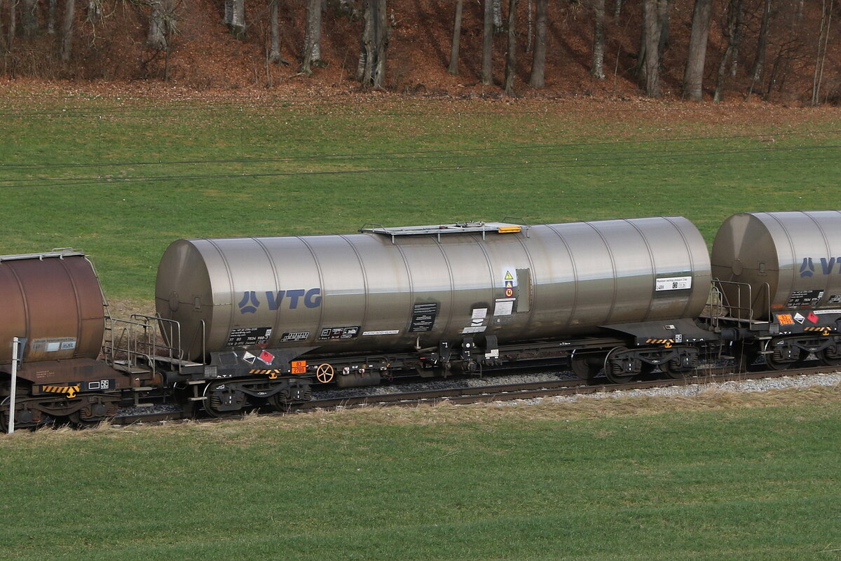 7834 989 (Zacens) von  VTG  am 28. Dezember 2023 bei Axdorf.