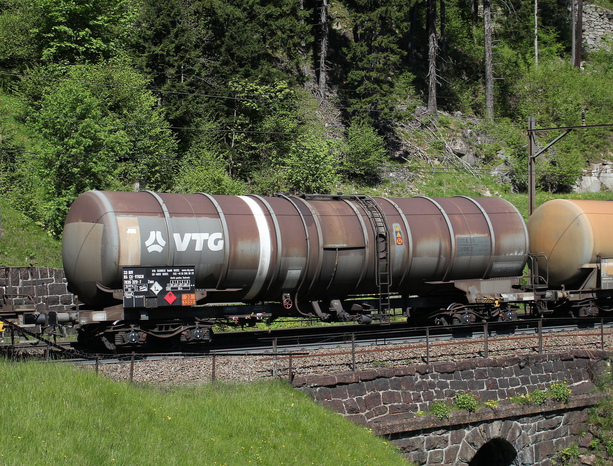 7836 329-7 (Zans) von  VTG  war am 25. Mai 2016 bei Wassen in Richtung Gottthard unterwegs.