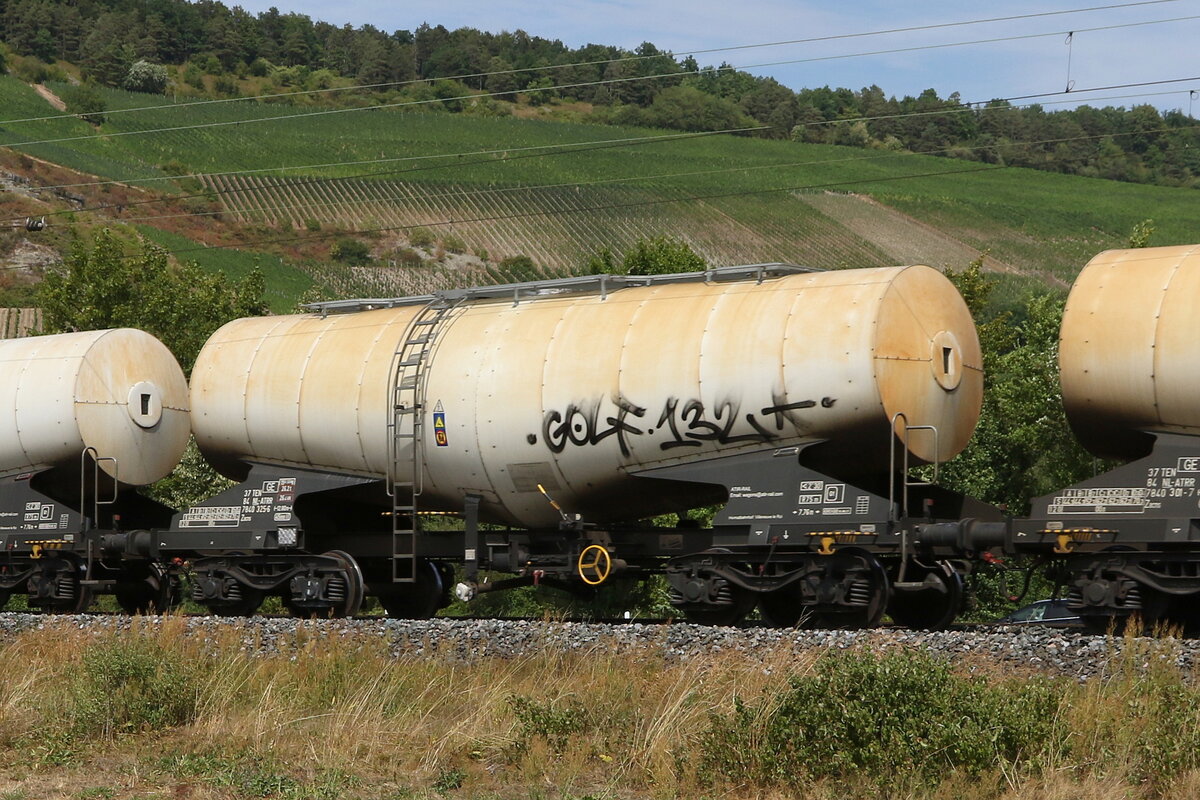 7840 325 (Zacns) von  ATIR-Rail  am 5. August 2022 bei Thngersheim.