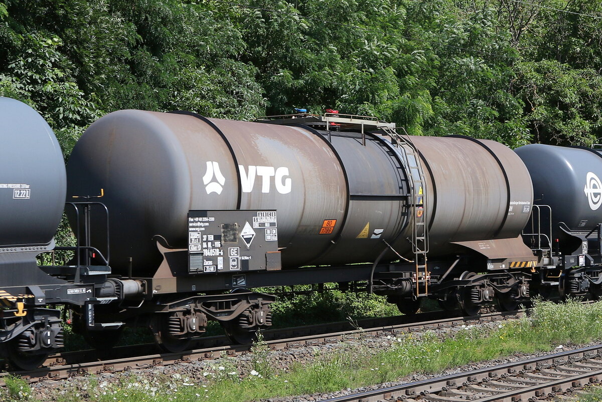 7840 518 (Zacns) von  VTG  am 21. Juli 2021 bei Kaub am Rhein.