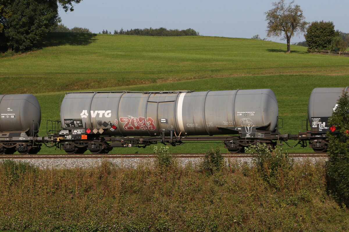 7841 560 (Zacns) von  VTG  am 19. September 2024 bei Axdorf.