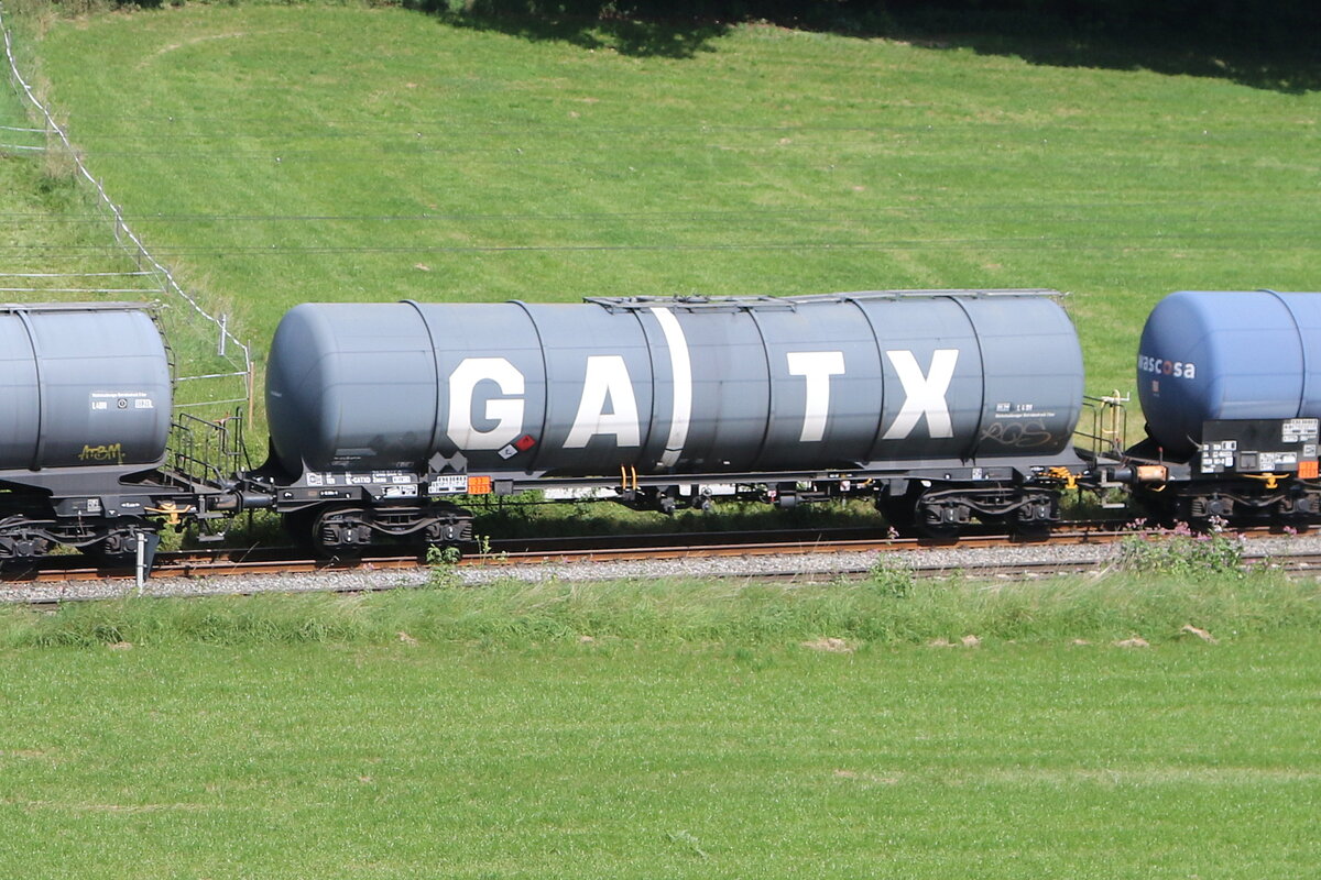 7843 844 (Zacns) von  GATX  am 13. August 2025 bei Axdorf.
