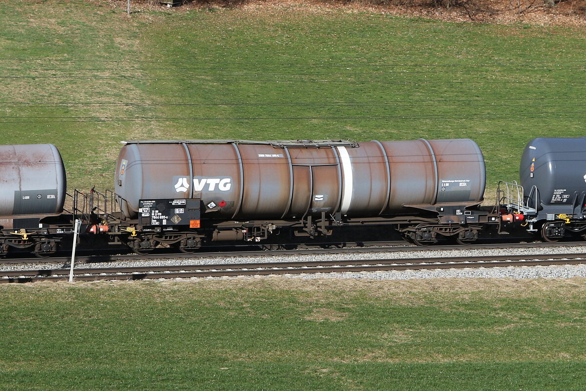 7844 695 (Zans) von  VTG  am 18. Februar 2024 bei Axdorf.