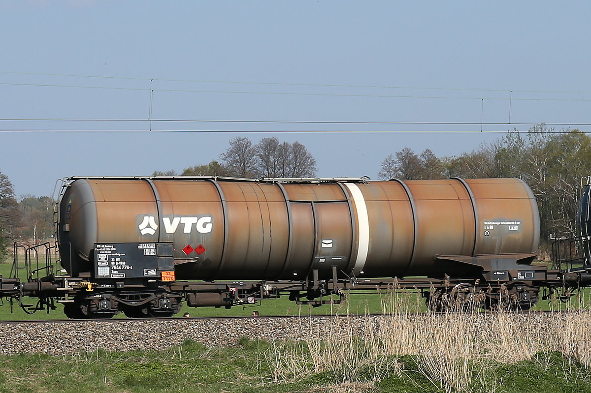 7844 776-4 (Zans) von  VTG  am 9. April bei Bernau am Chiemsee.