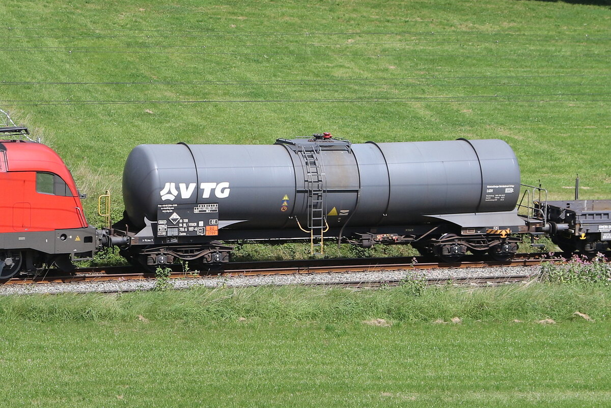 7846 107 (Zacns) von  VTG  am 13. August 2025 bei Axdorf.