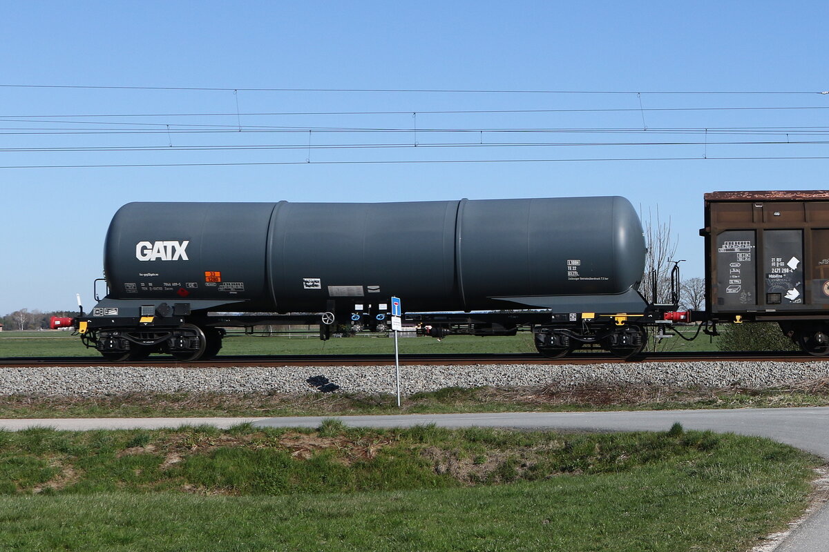 7846 609 (Zacns) von  GATX  am 8. April 2026 bei �bersee am Chiemsee.