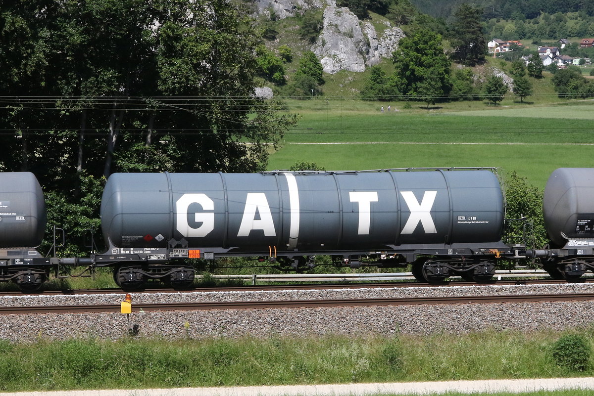 7846 857 (Zacns) von  GATX  am 24. bei Dollnstein/Altmhltal.