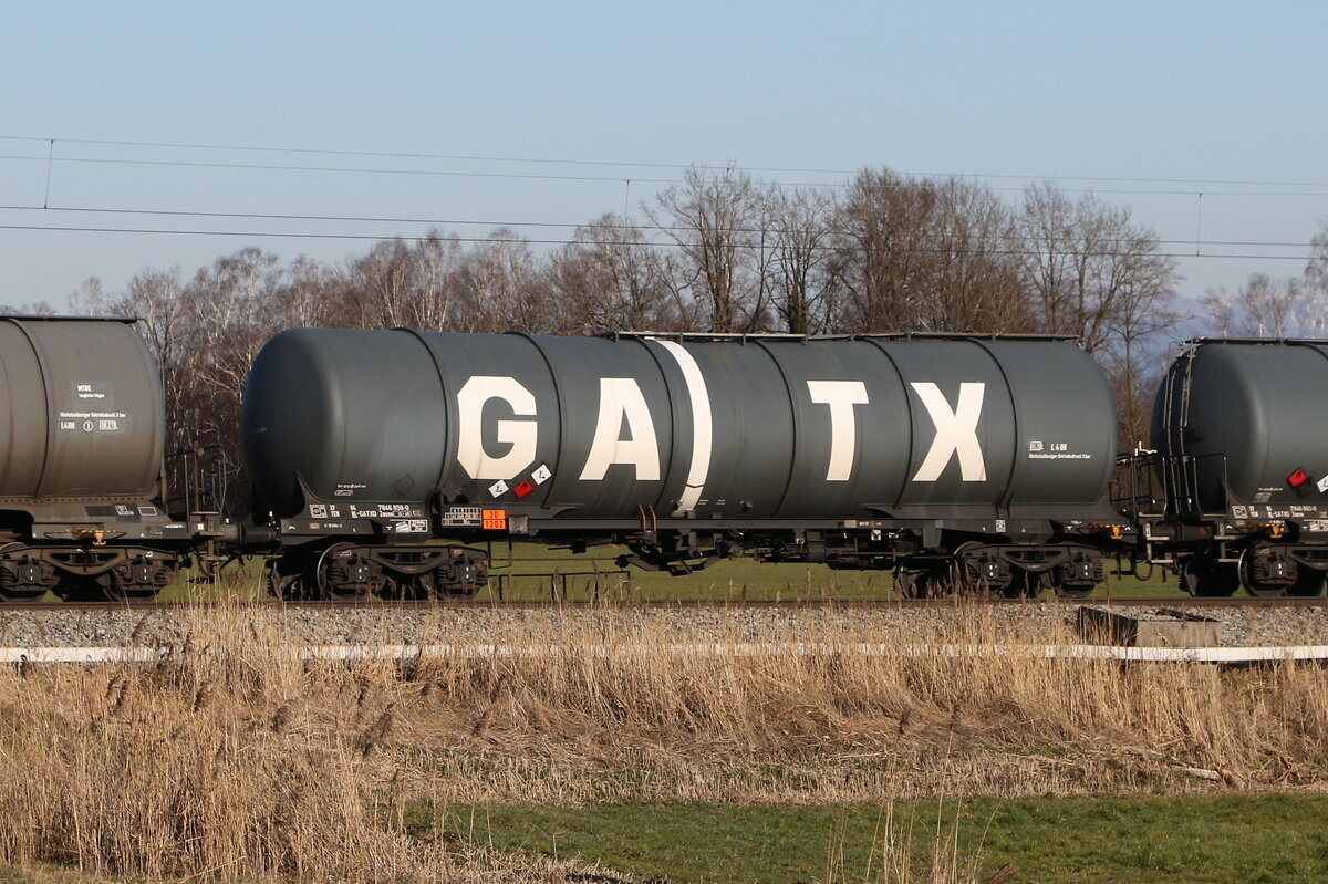 7846 858 (Zacns) von  GATX  am 18. Mrz 20225 bei Bernau.