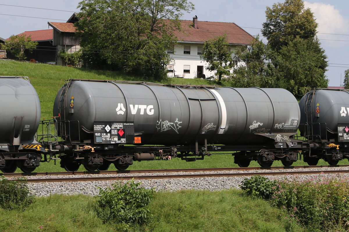 7848 110 (Zacns) von  VTG  am 7. August 2024 bei Axdorf.