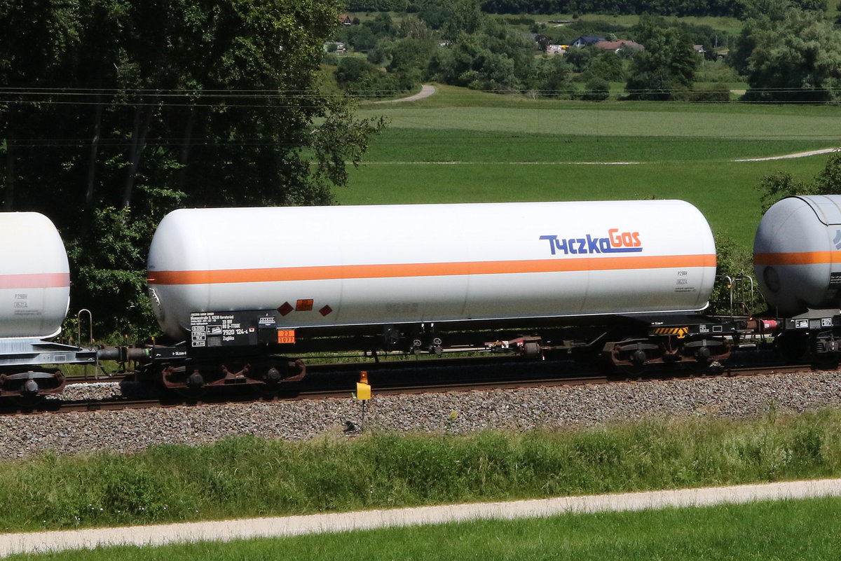 7920 124 (Zagkks) von  Tyczka Gas  am 24. Juni 2020 bei Dollnstein/Altmhltal.