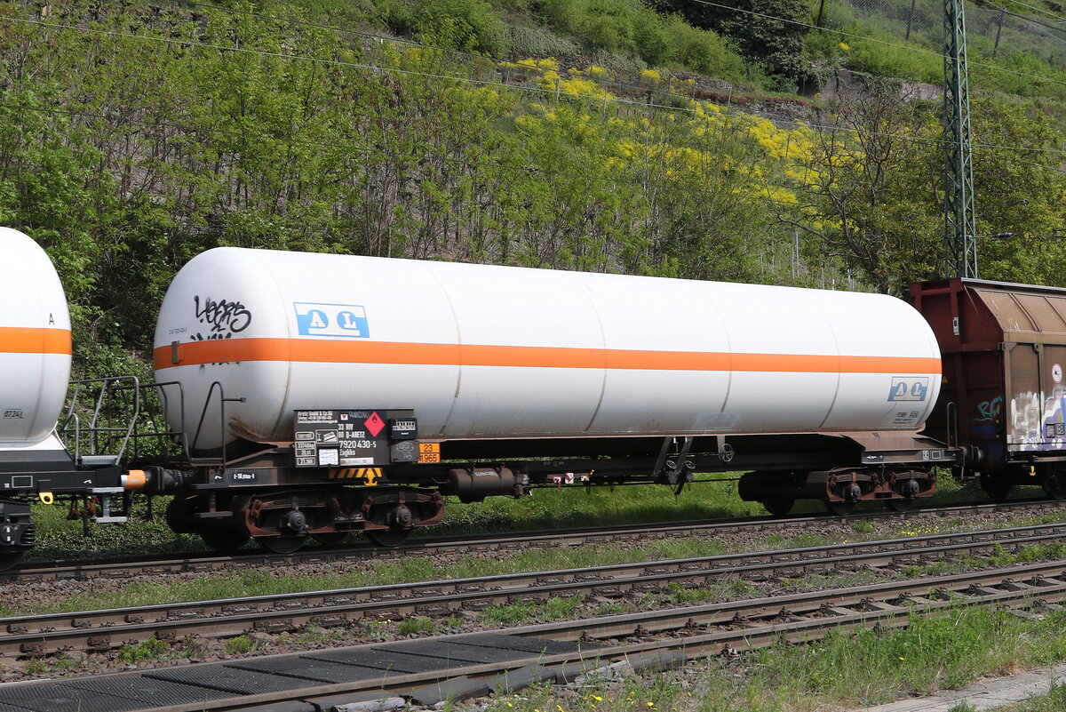 7920 430 (Zagkks) der  Artez GmbH  am 3. Mai 2022 bei Kaub.