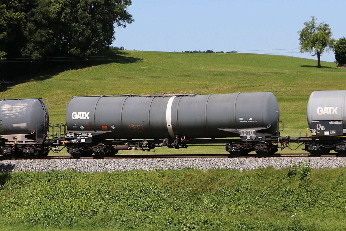 7929 575 (Zacns) von  GATX  am 25. Juni 2025 bei Axdorf.