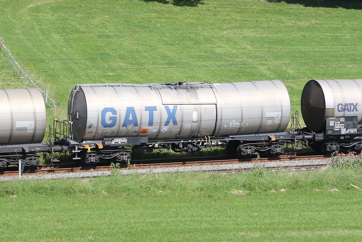 7933 212 (Zacens) von  GATX  am 13. August 2025 bei Axdorf.