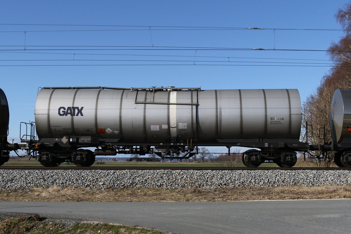 7933 453 (Zacens) von  GATX  am 1. Mrz 2020 bei bersee am Chiemsee.