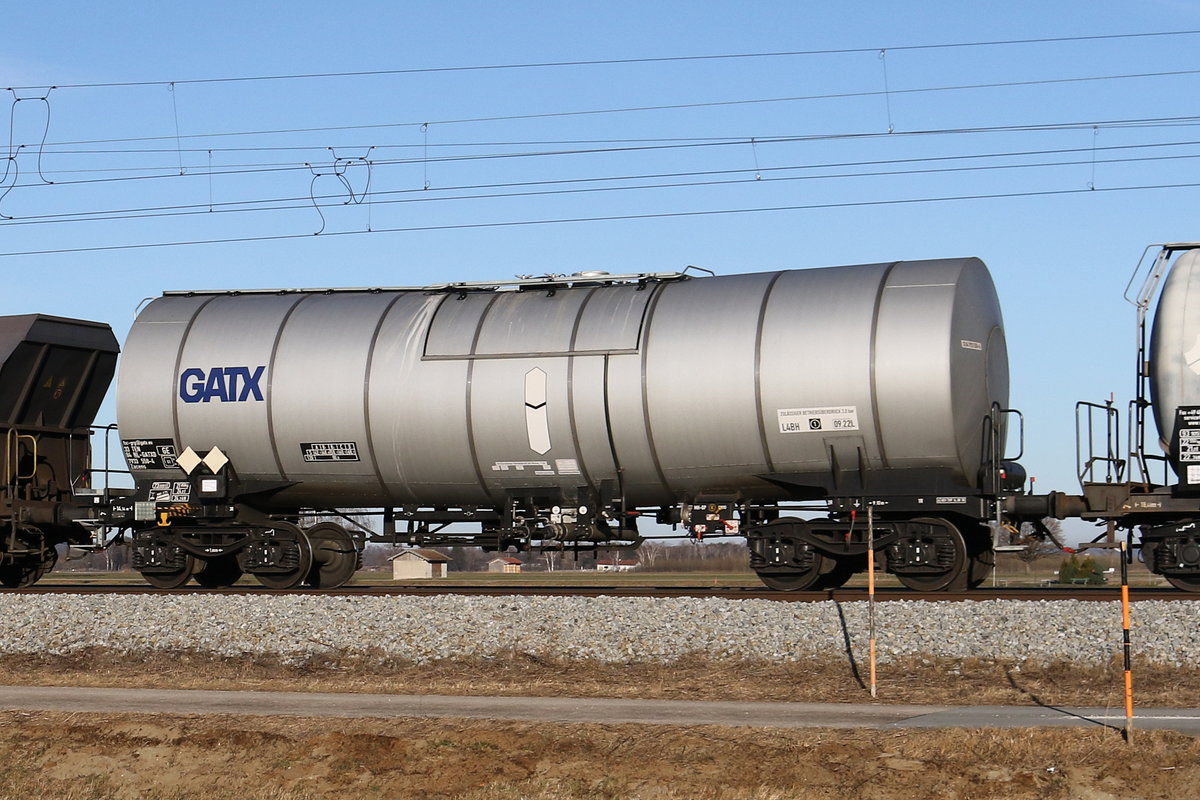 7933 558 (Zacens) von  GATX  am 17. Januar 2020 bei bersee.