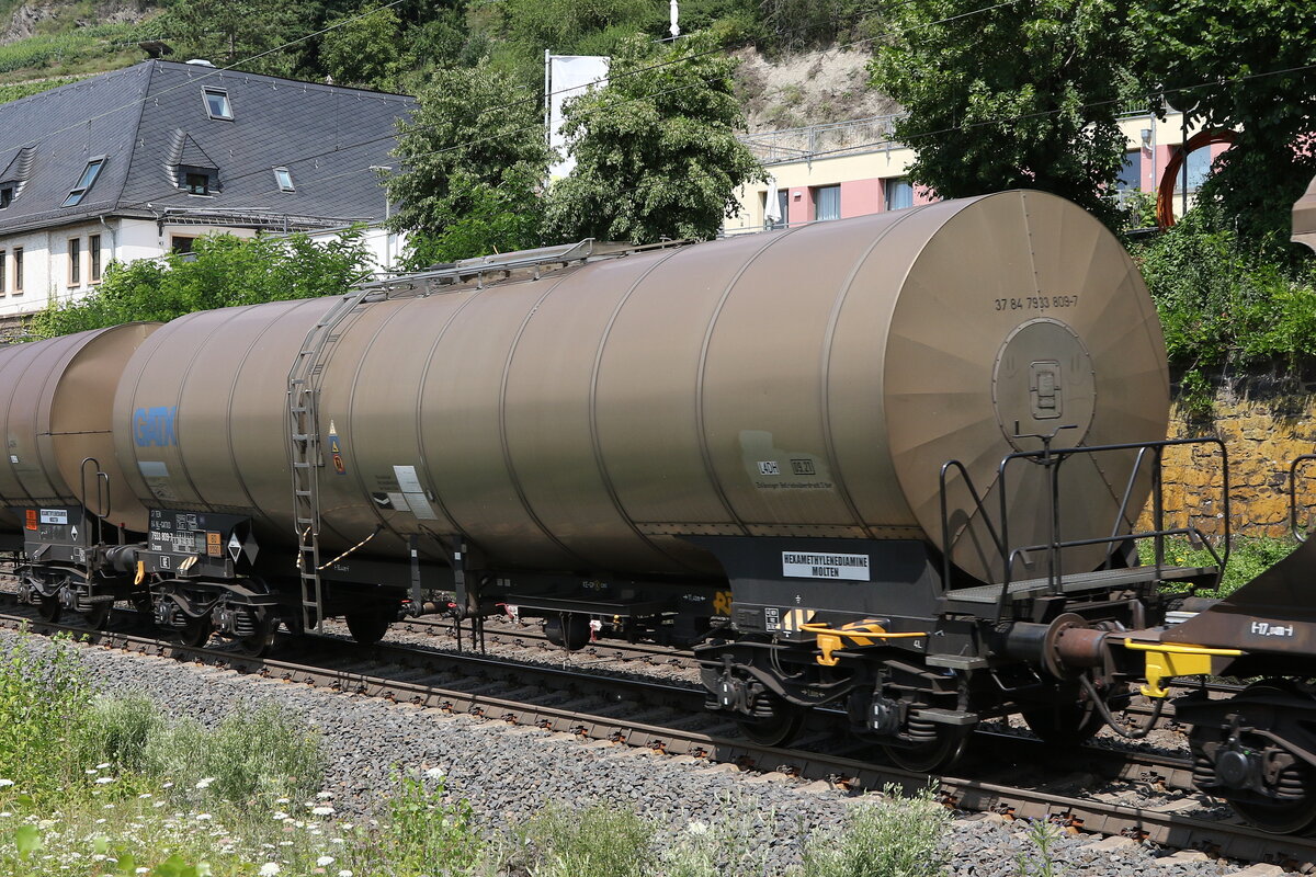 7933 809 (Zacens) von  GATX  am 22. Juli 2021 bei Lorch am Rhein.