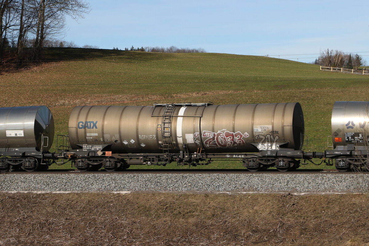 7933 857 (Zacens) von  GATX  am 26. Februar 2026 bei Axdorf.