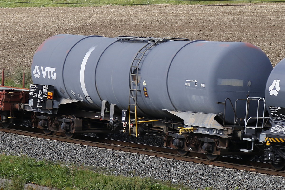7957 275-0 (Zas) von  VTG  am 18. August 2917 bei Harrbach im Maintal.