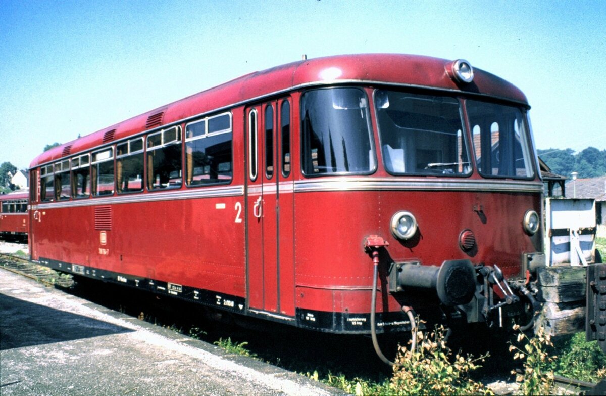 798 VT 98 in Wasserburg / Inn im Bahnhofsbereich der Stichbahn in der Stadt (heute meines Wissens stillgelegt), am 14.06.1981.